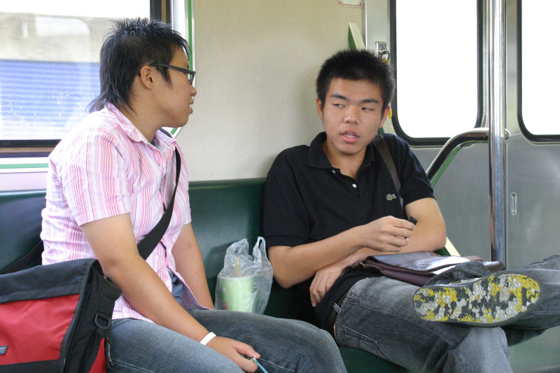 台灣鐵路旅遊攝影電車-區間車交談的旅客2005攝影照片232